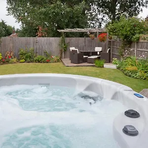 Woodlea House With Hot Tub With Free Parking Holiday home